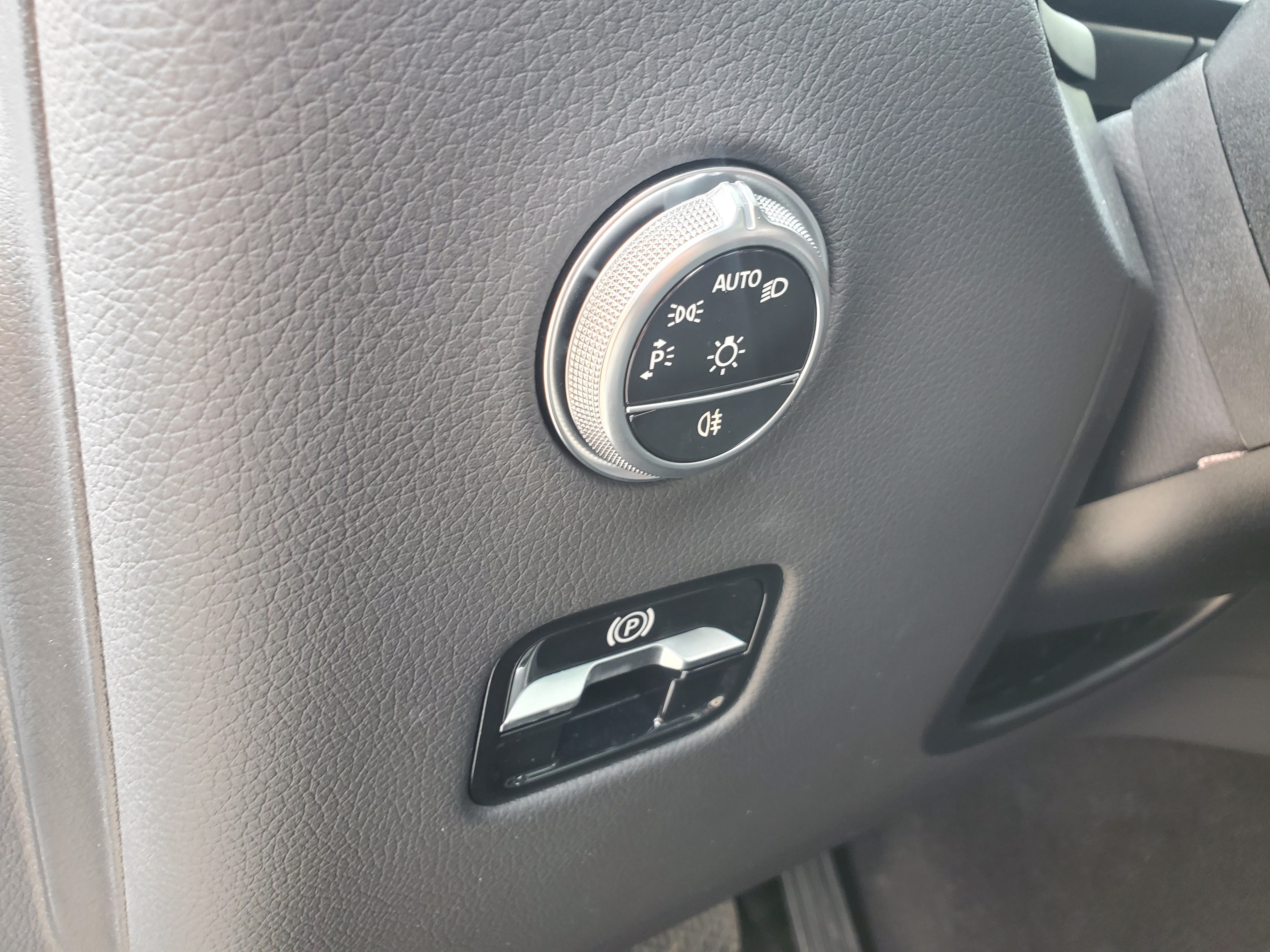 Used 2025 Mercedes-Benz GLC 300 image 11