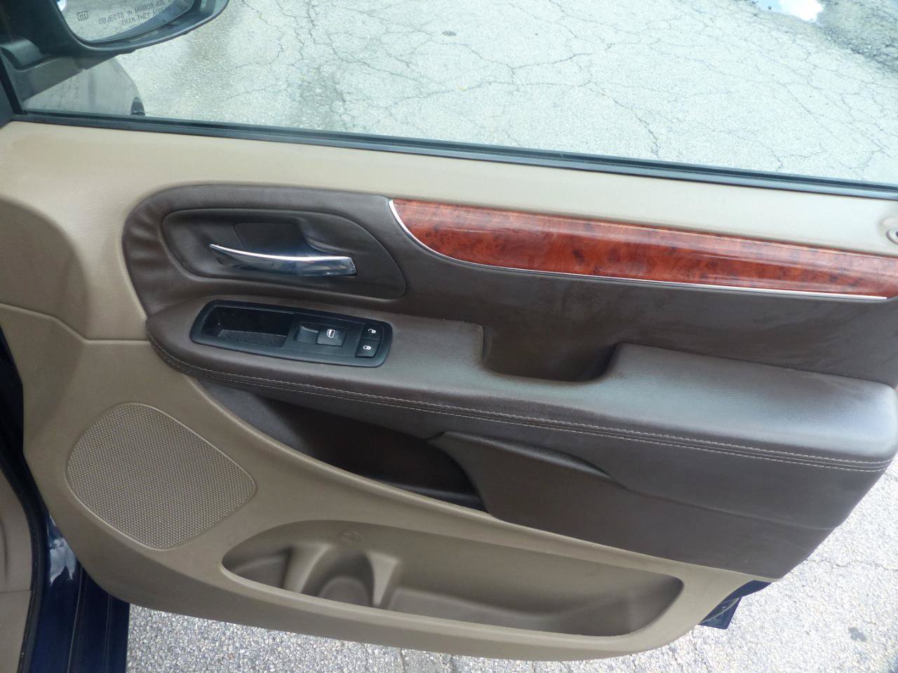 Used 2014 Chrysler Town & Country Touring-L w/ Driver Convenience Group FWD image 20