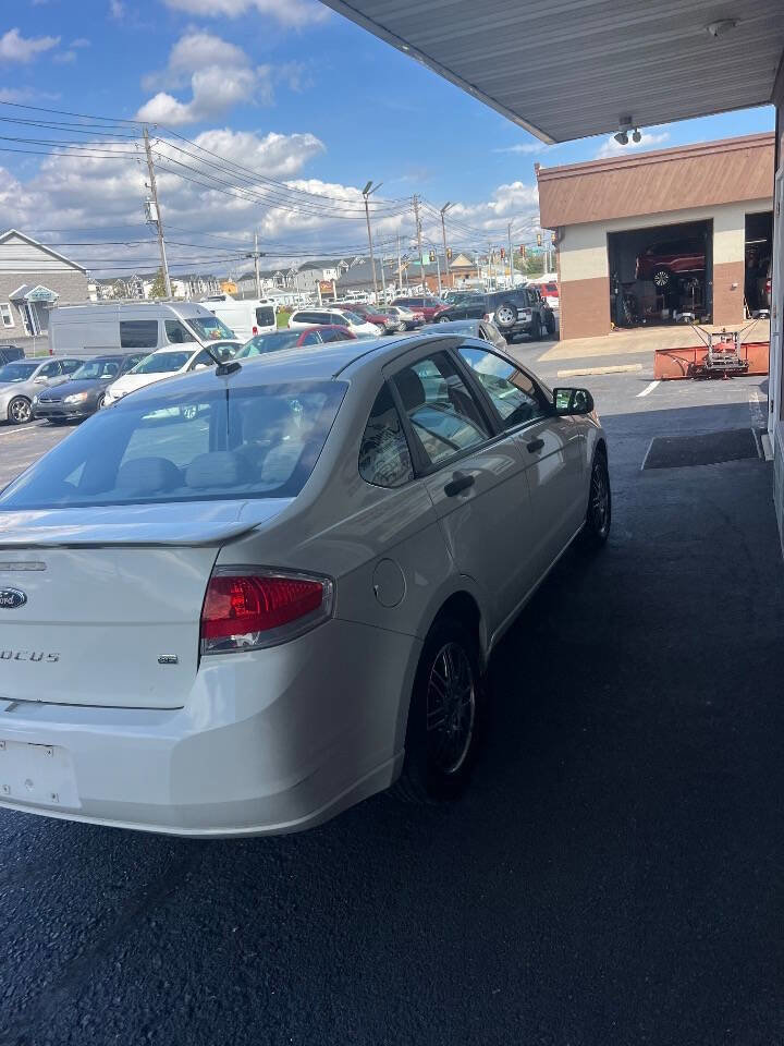 Used 2010 Ford Focus SE image 4