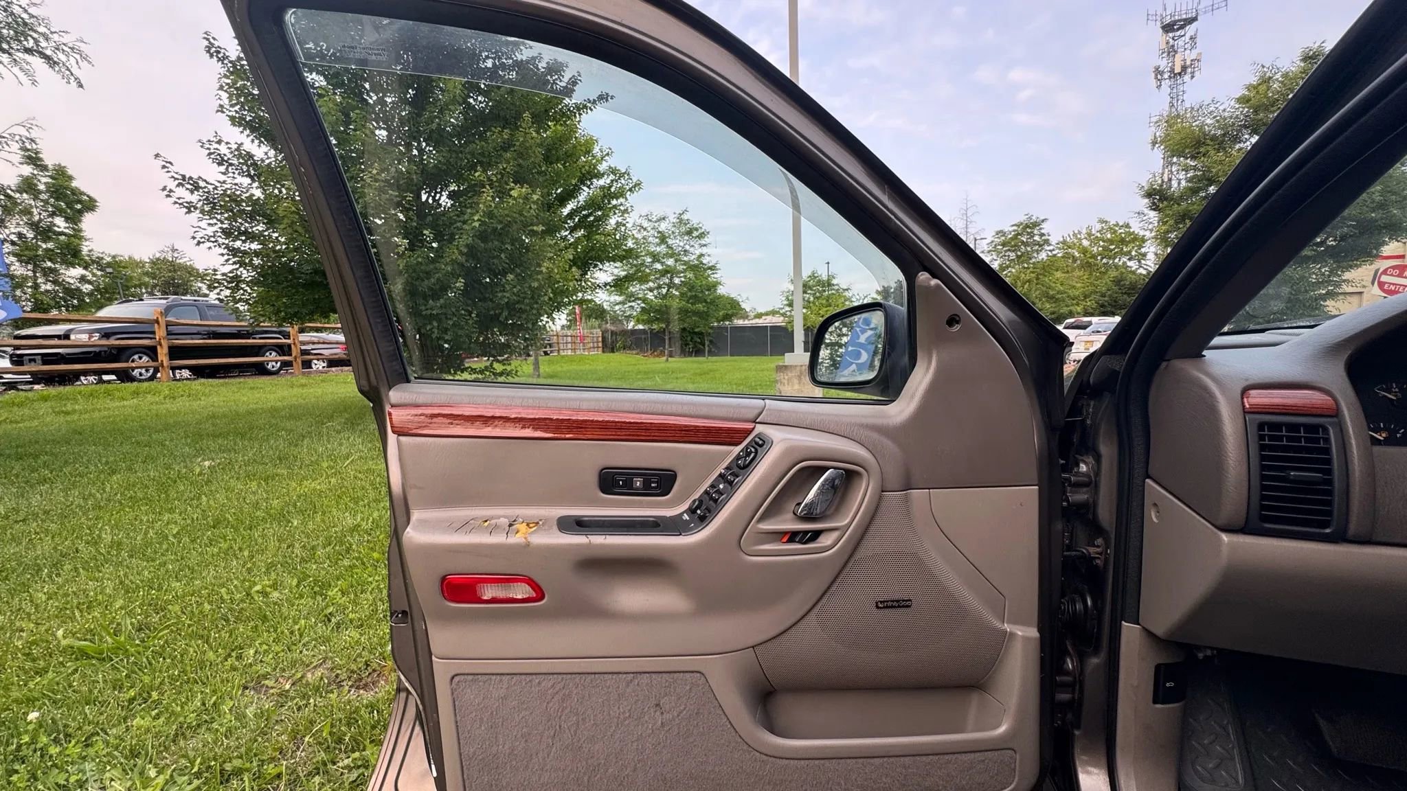 Used 1999 Jeep Grand Cherokee Limited image 9