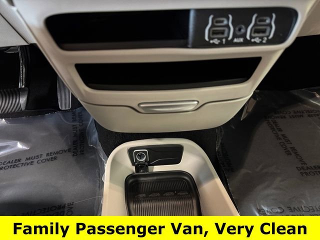 Used 2024 Chrysler Pacifica Touring-L FWD image 17