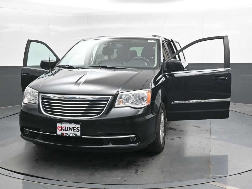 Used 2014 Chrysler Town & Country Touring FWD image 47