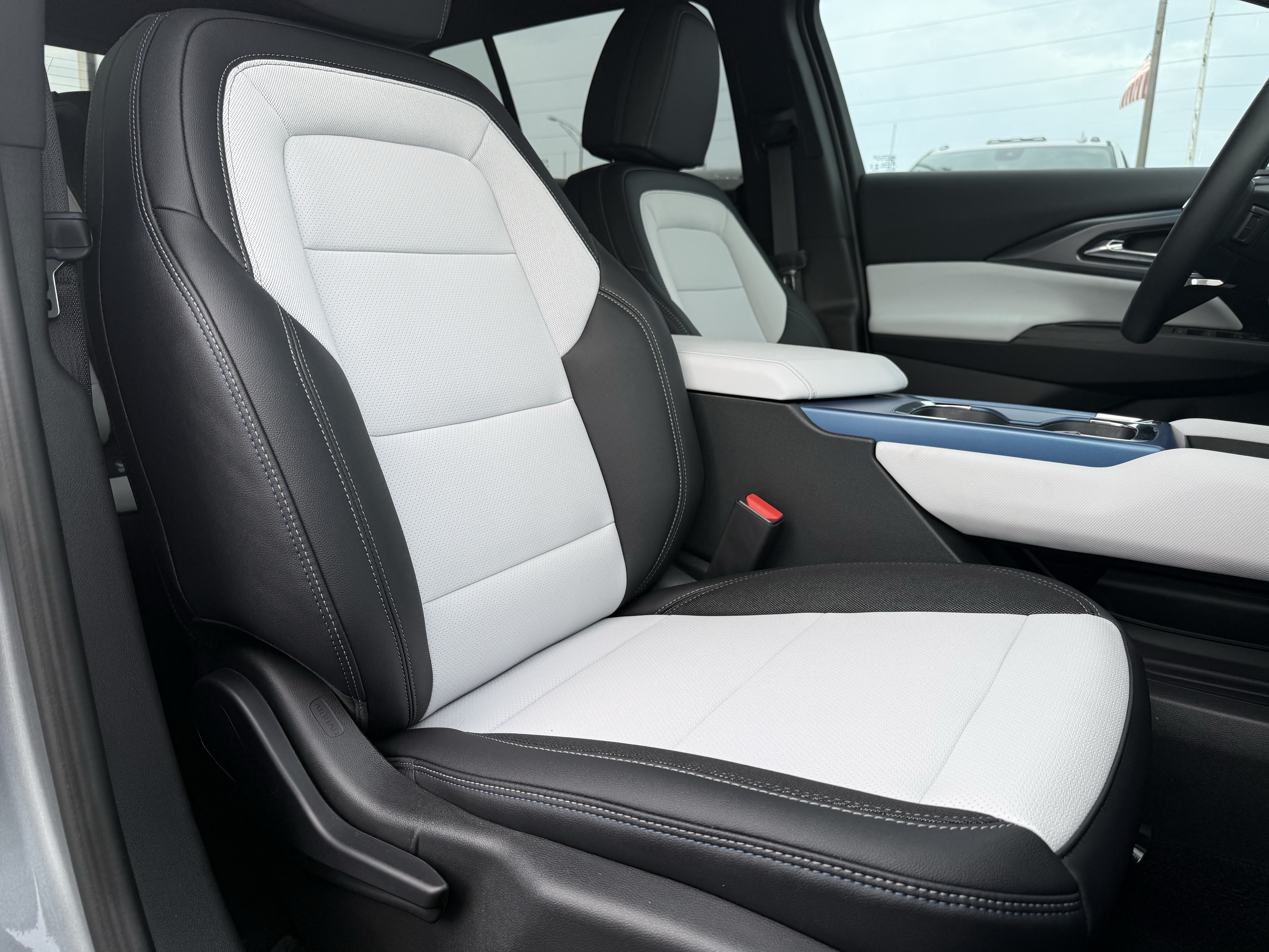 New 2026 Chevrolet Equinox EV LT AWD/4WD image 32
