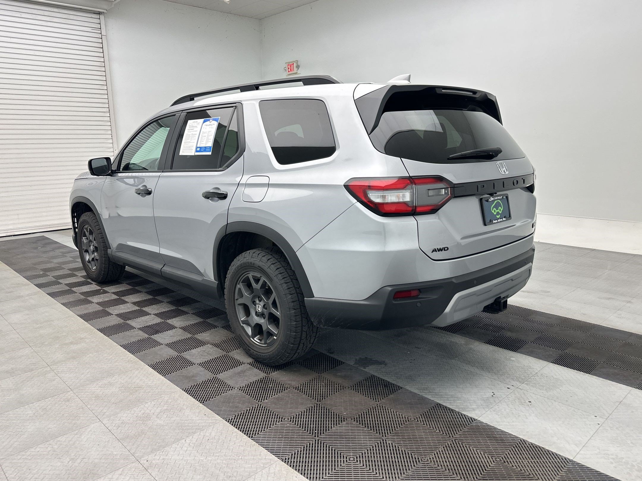 Used 2025 Honda Pilot TrailSport image 3