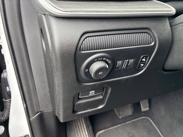 Used 2024 Jeep Wagoneer L Series III w/ Flexible Seating Group AWD/4WD image 13