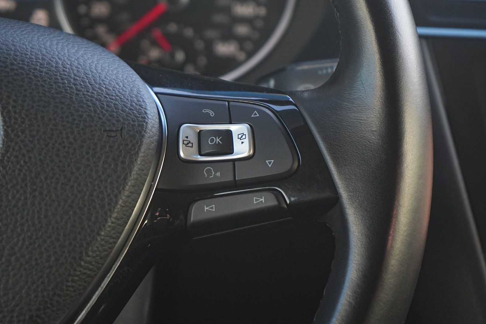 Used 2018 Volkswagen Tiguan SEL image 18