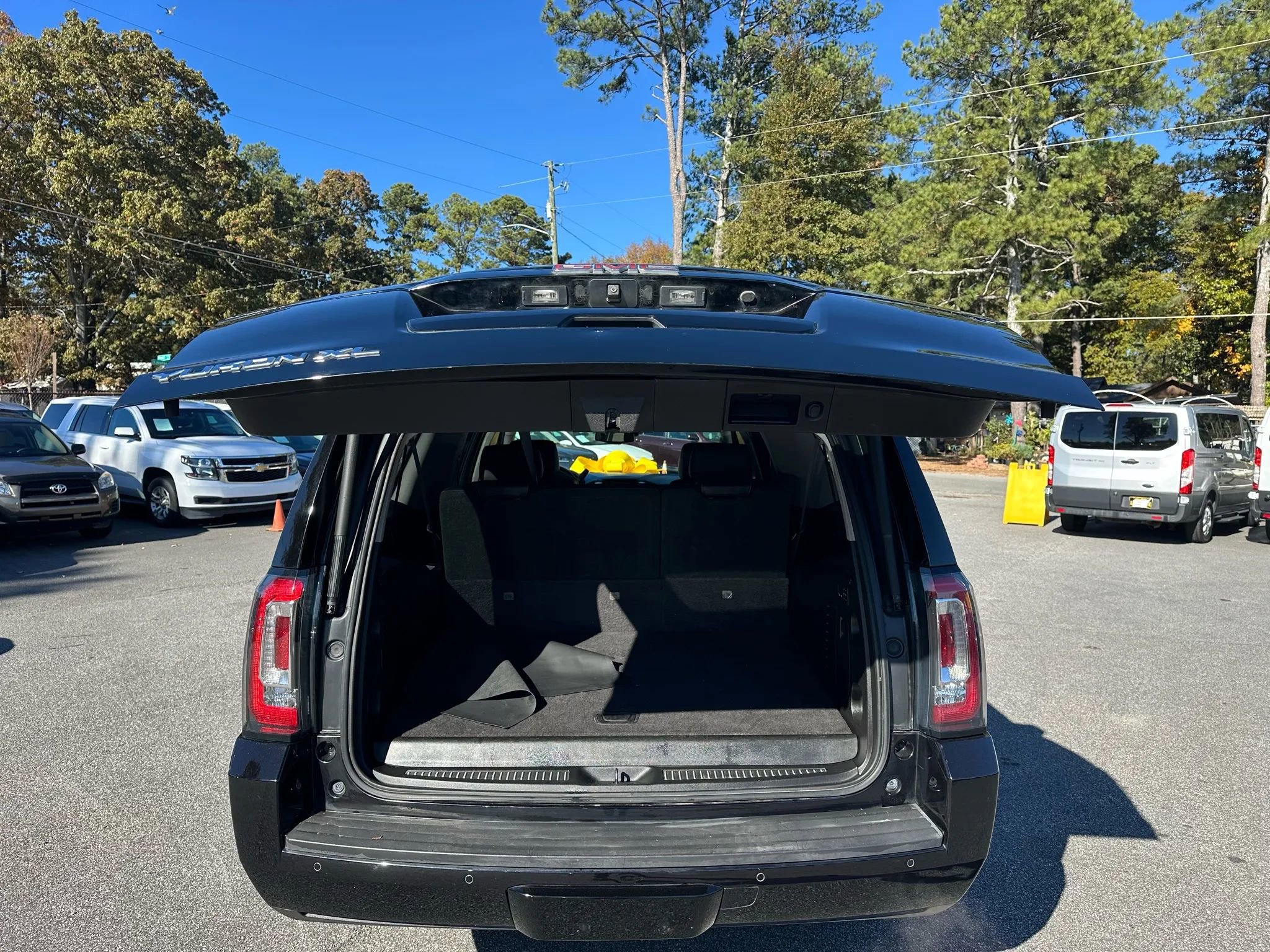 Used 2017 GMC Yukon XL SLT w/ Premium Edition image 9