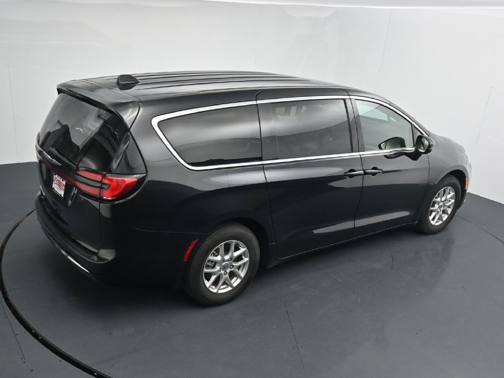 Used 2023 Chrysler Pacifica Touring-L FWD image 30