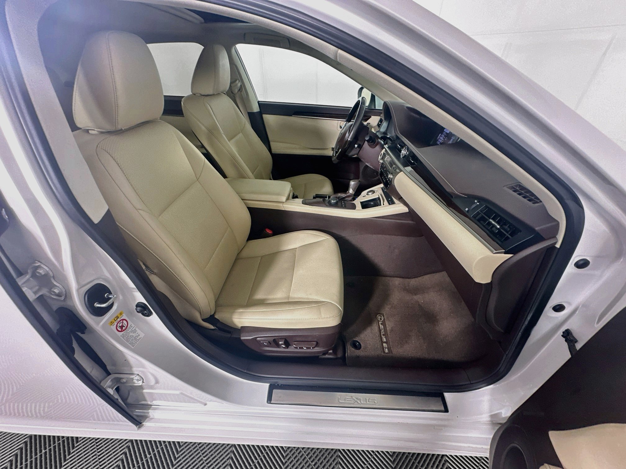 Used 2017 Lexus ES 350 w/ Premium Package FWD image 30