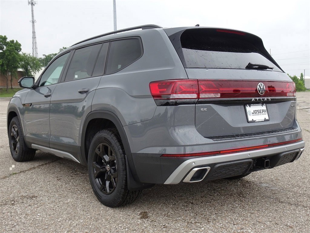 New 2025 Volkswagen Atlas Peak Edition SE image 3