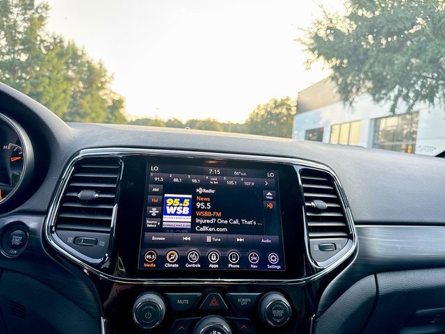 Used 2020 Jeep Grand Cherokee Altitude image 15