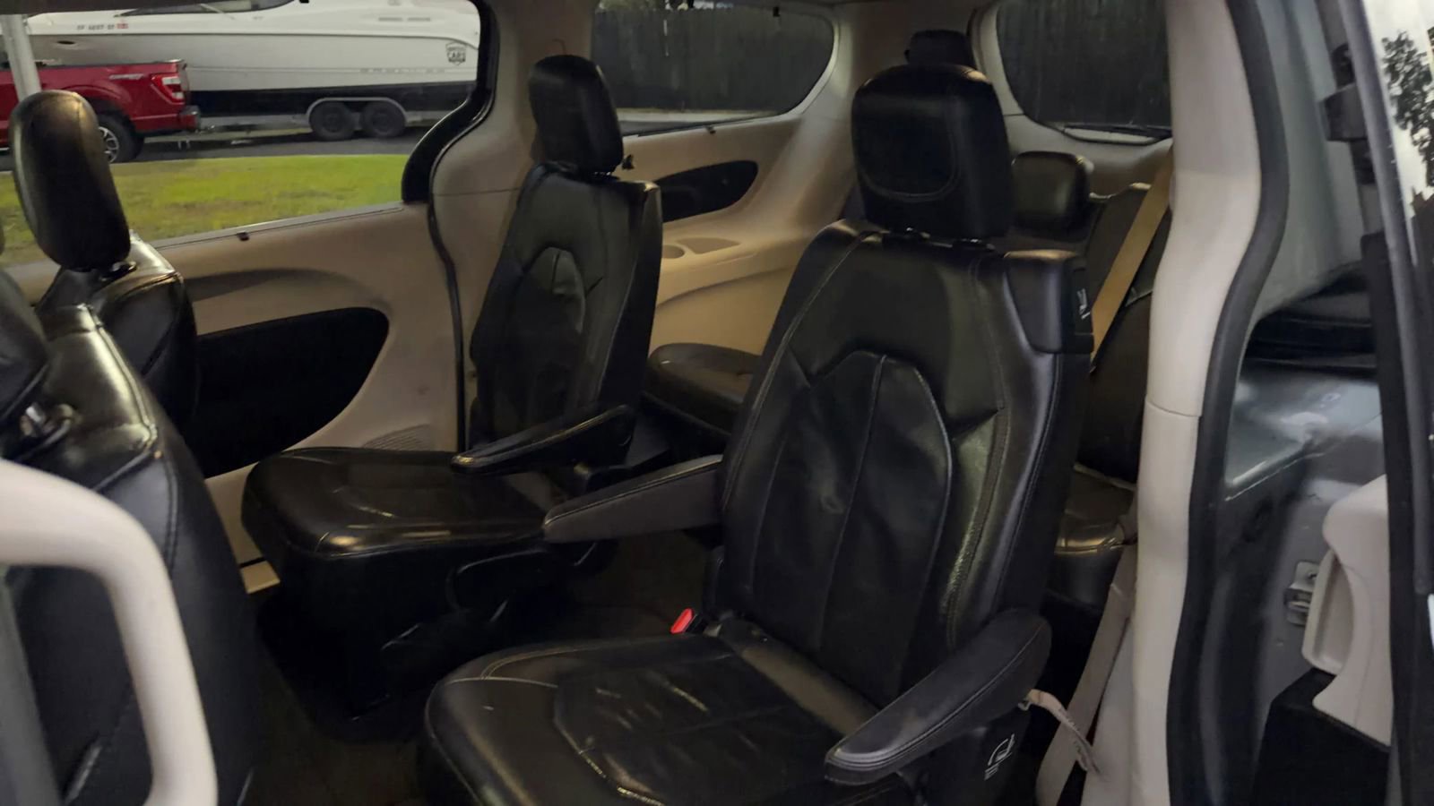 Used 2018 Chrysler Pacifica Touring-L image 19