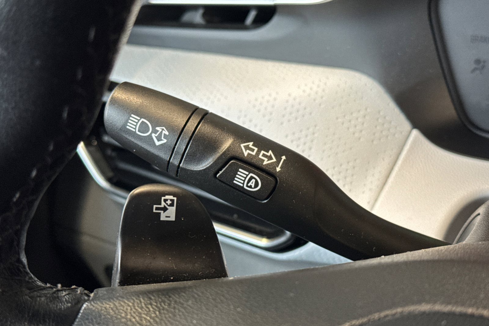 Used 2022 Chevrolet Bolt EUV Premier w/ Sun & Sound Package image 33