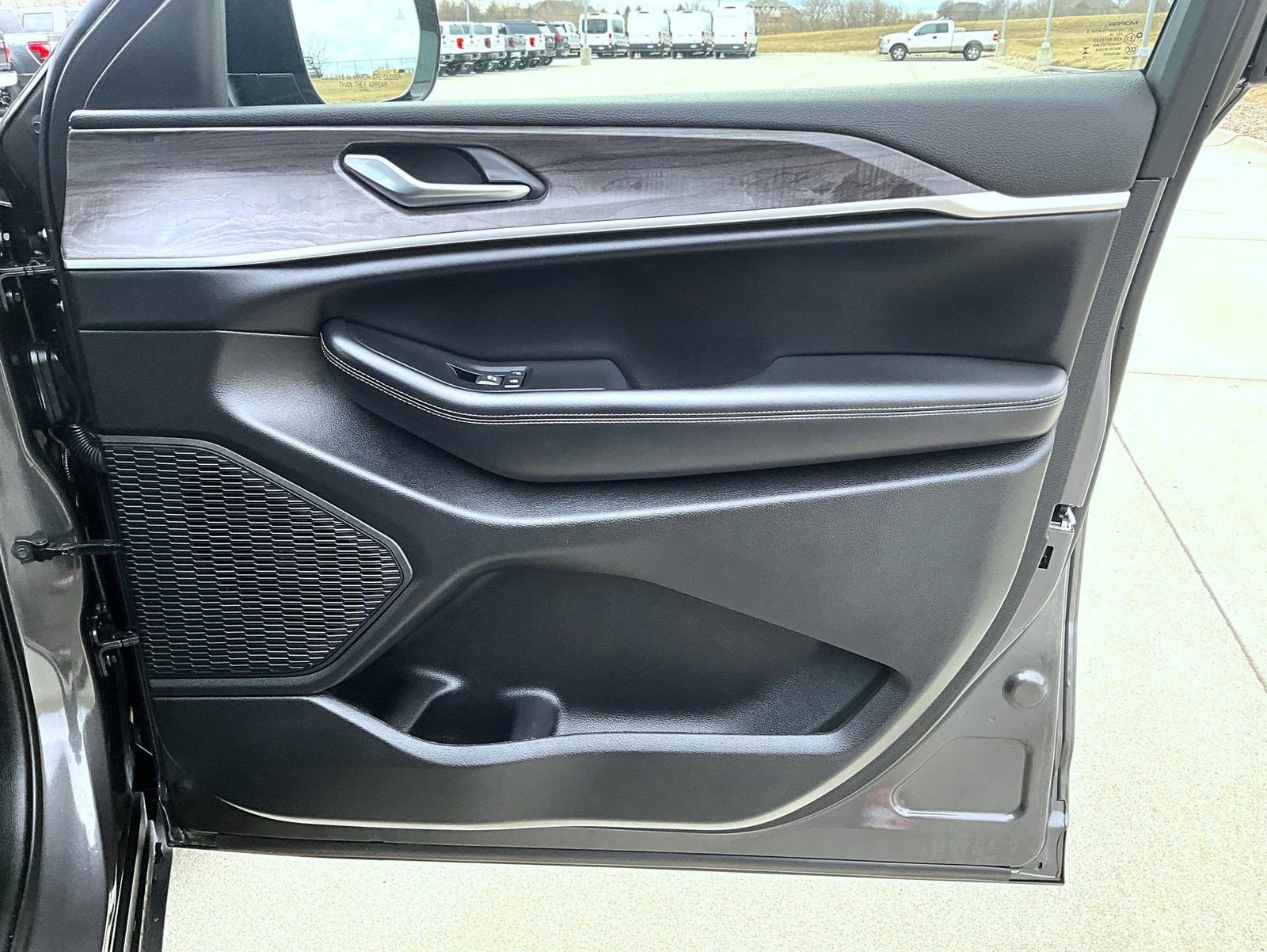 Used 2024 Jeep Grand Cherokee L Limited w/ Luxury Tech Group II image 17