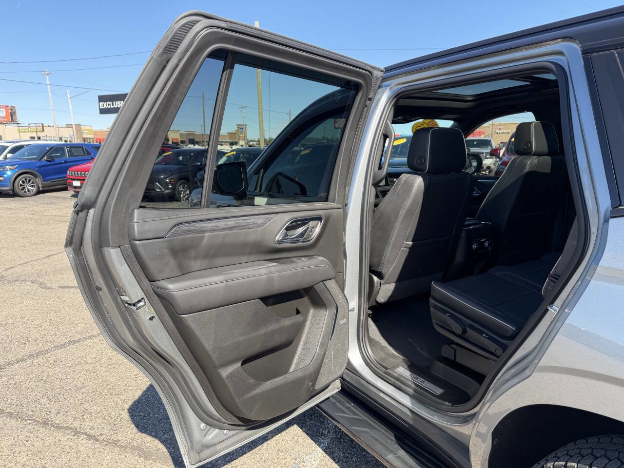 Used 2023 GMC Yukon SLT w/ SLT Luxury Package image 31