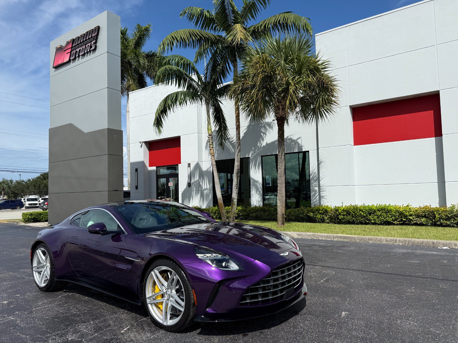 Used 2025 Aston Martin V8 Vantage Coupe RWD image 3