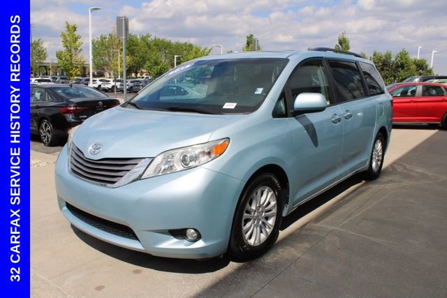 Used 2015 Toyota Sienna XLE FWD image 3