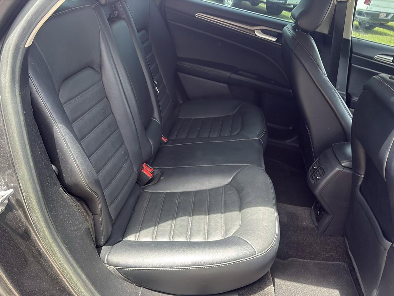 Used 2017 Ford Fusion SE w/ Fusion SE Technology Package FWD image 17