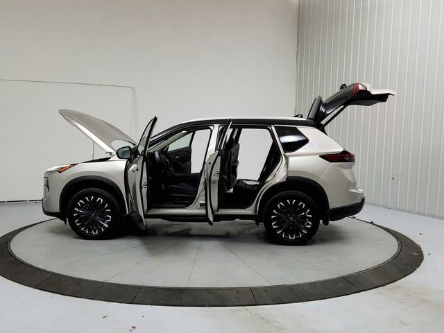 Used 2025 Nissan Rogue SL w/ Tech Package image 12
