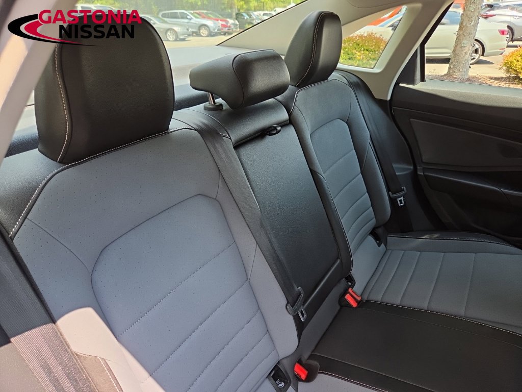 Used 2025 Volkswagen Jetta SE FWD image 38