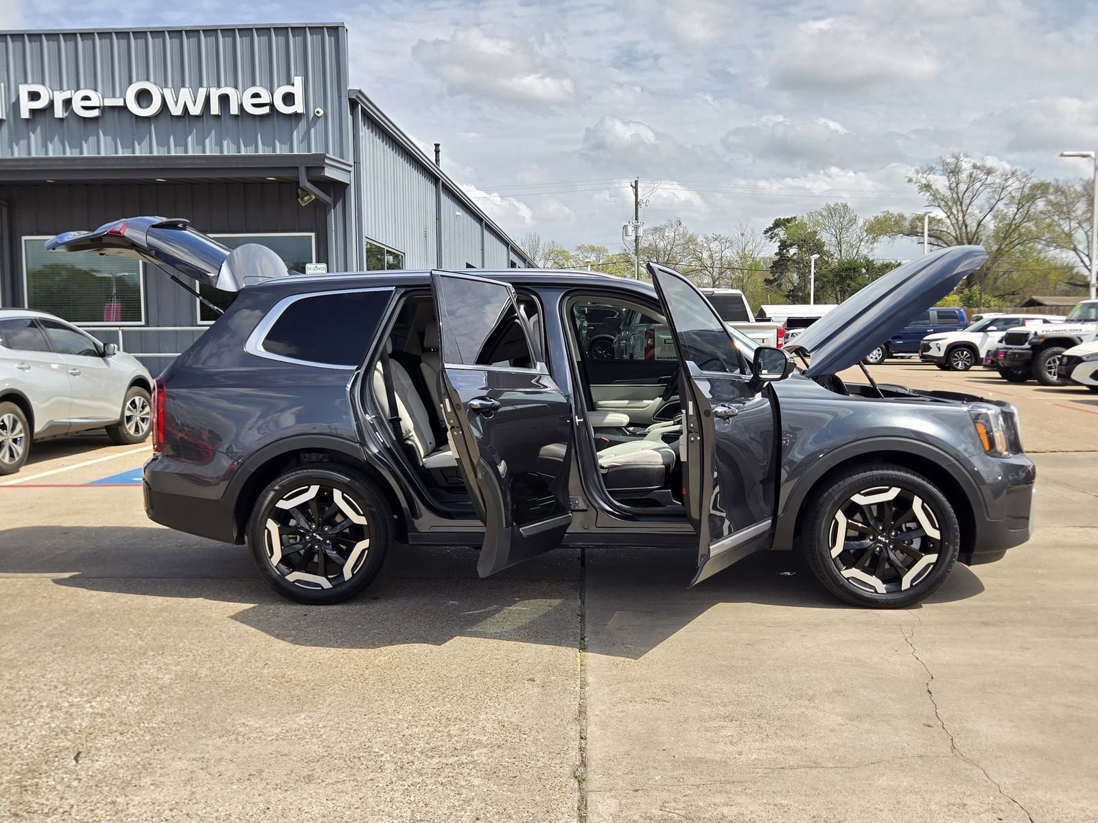 Used 2024 Kia Telluride S image 12