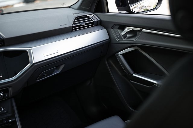 Certified 2025 Audi Q3 2.0T Premium w/ Convenience Package image 28