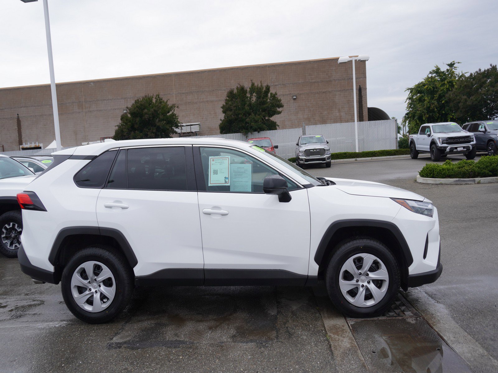 Used 2024 Toyota RAV4 LE AWD/4WD image 4