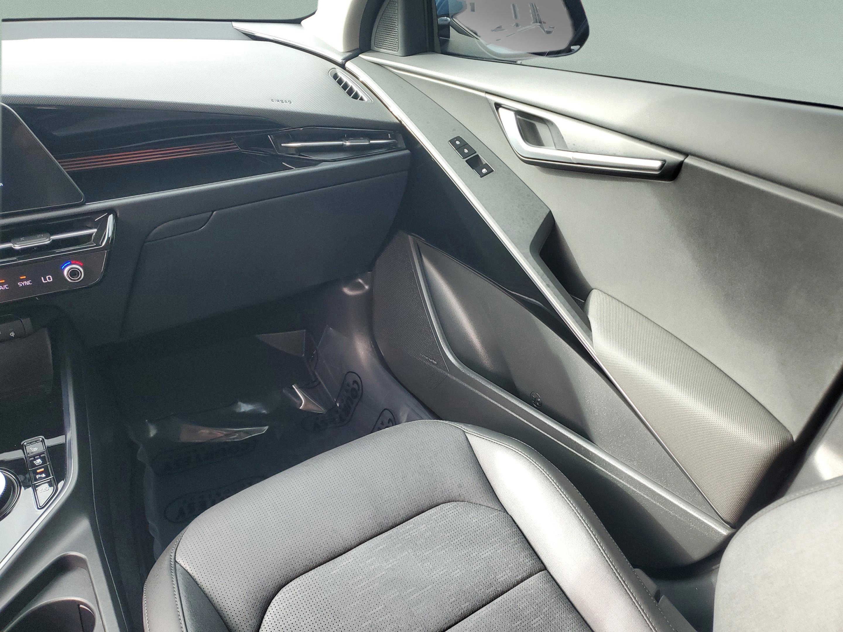 Certified 2024 Kia Niro SX Touring image 16