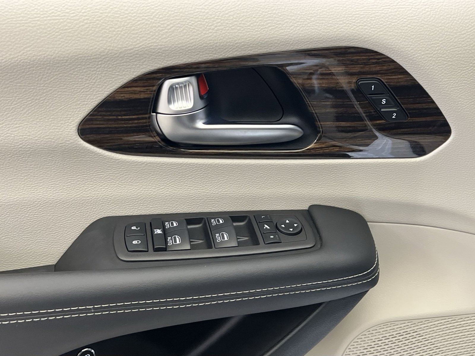 Used 2023 Chrysler Pacifica Limited image 13