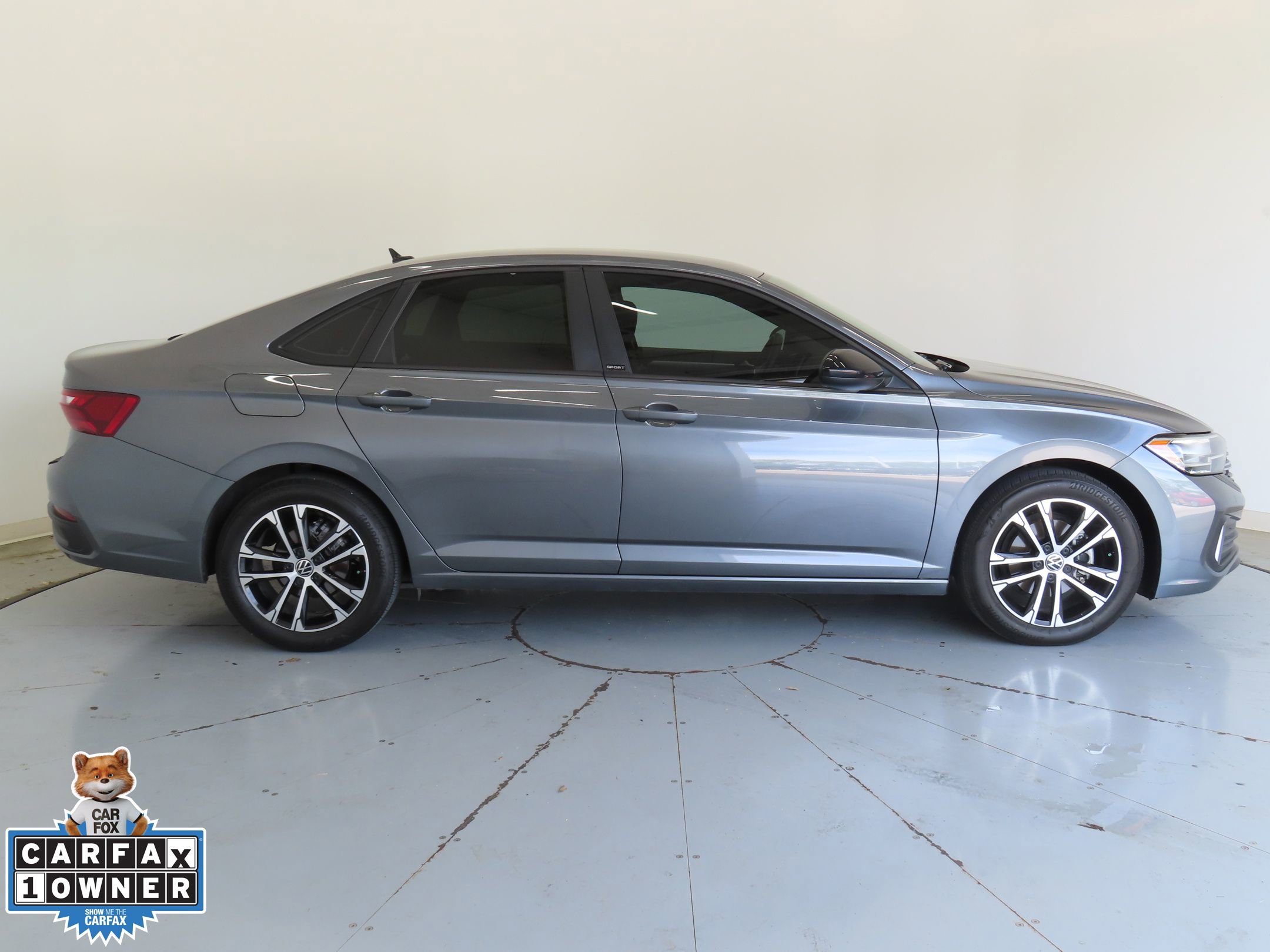 Used 2024 Volkswagen Jetta Sport image 2
