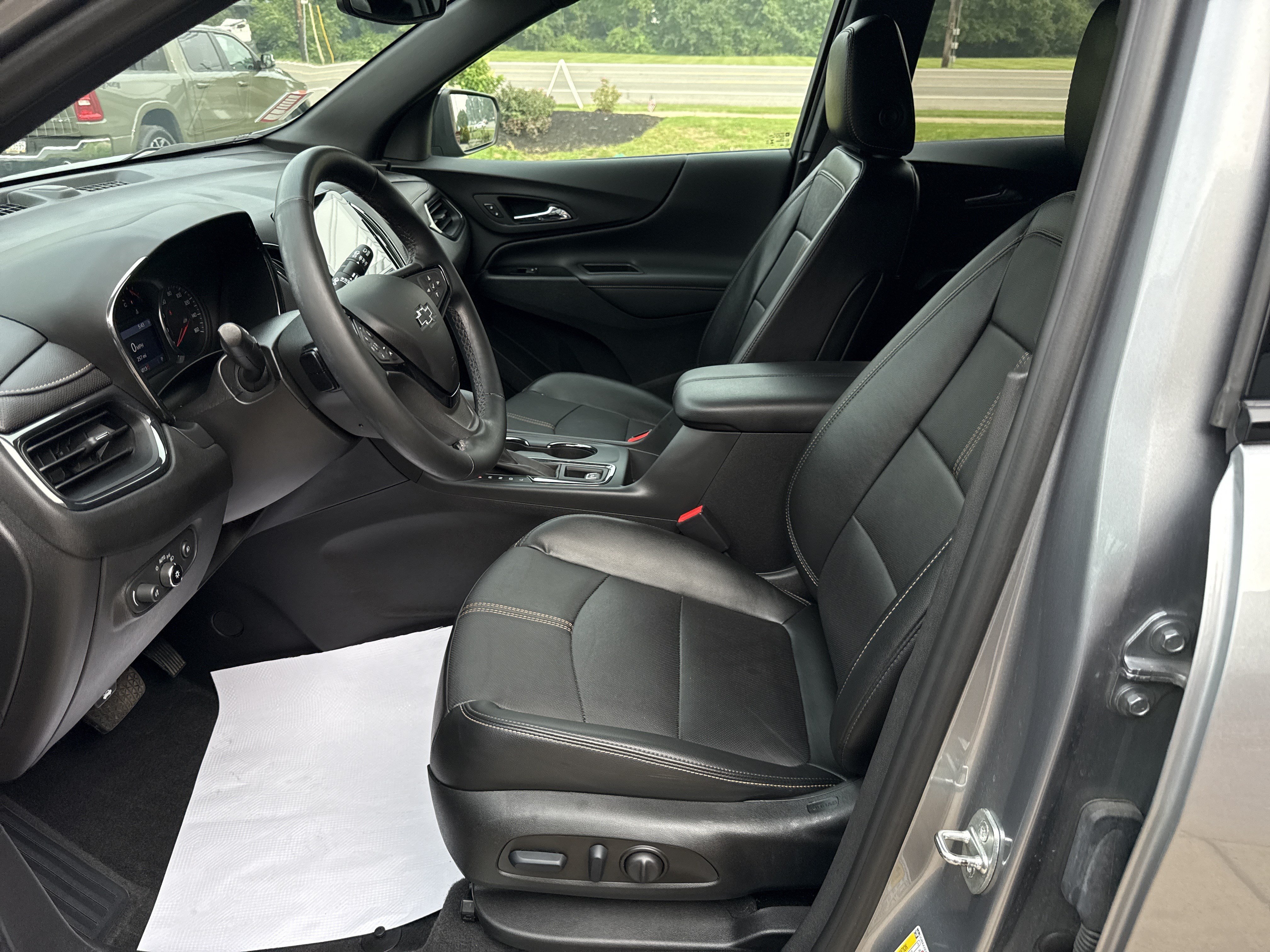 Used 2023 Chevrolet Equinox Premier AWD/4WD image 15