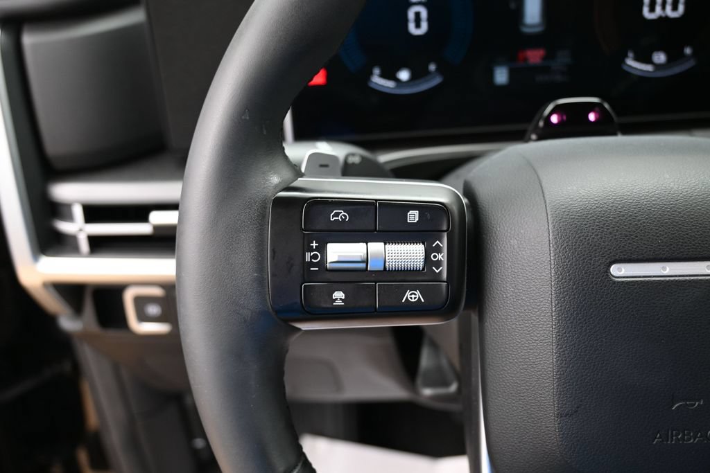 Used 2025 Hyundai Santa Fe SEL FWD image 32
