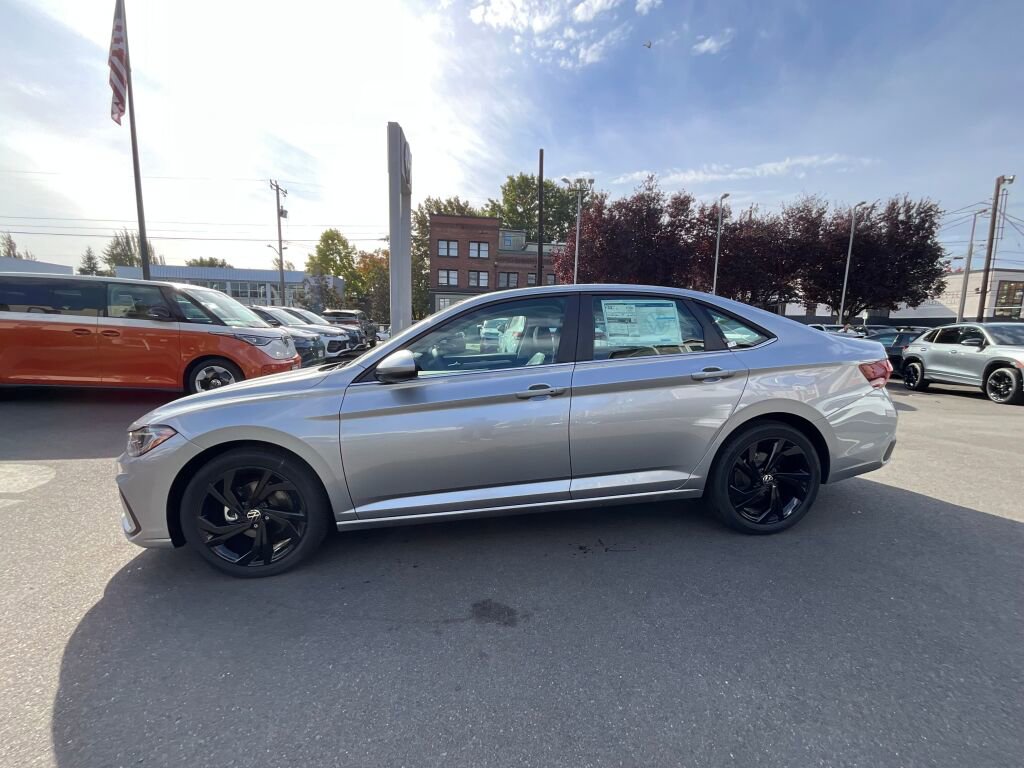 New 2025 Volkswagen Jetta SE image 4