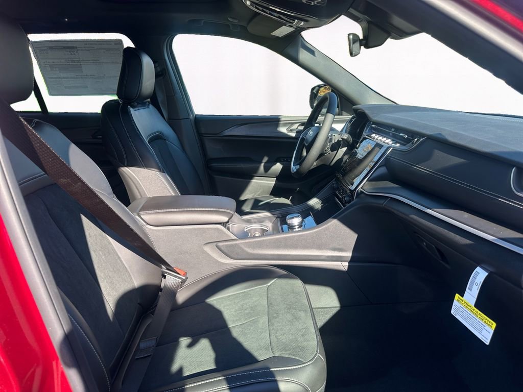 New 2025 Jeep Grand Cherokee Altitude image 15