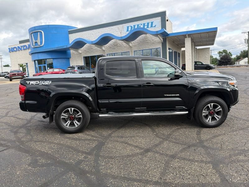 Used 2017 Toyota Tacoma TRD Sport AWD/4WD image 8