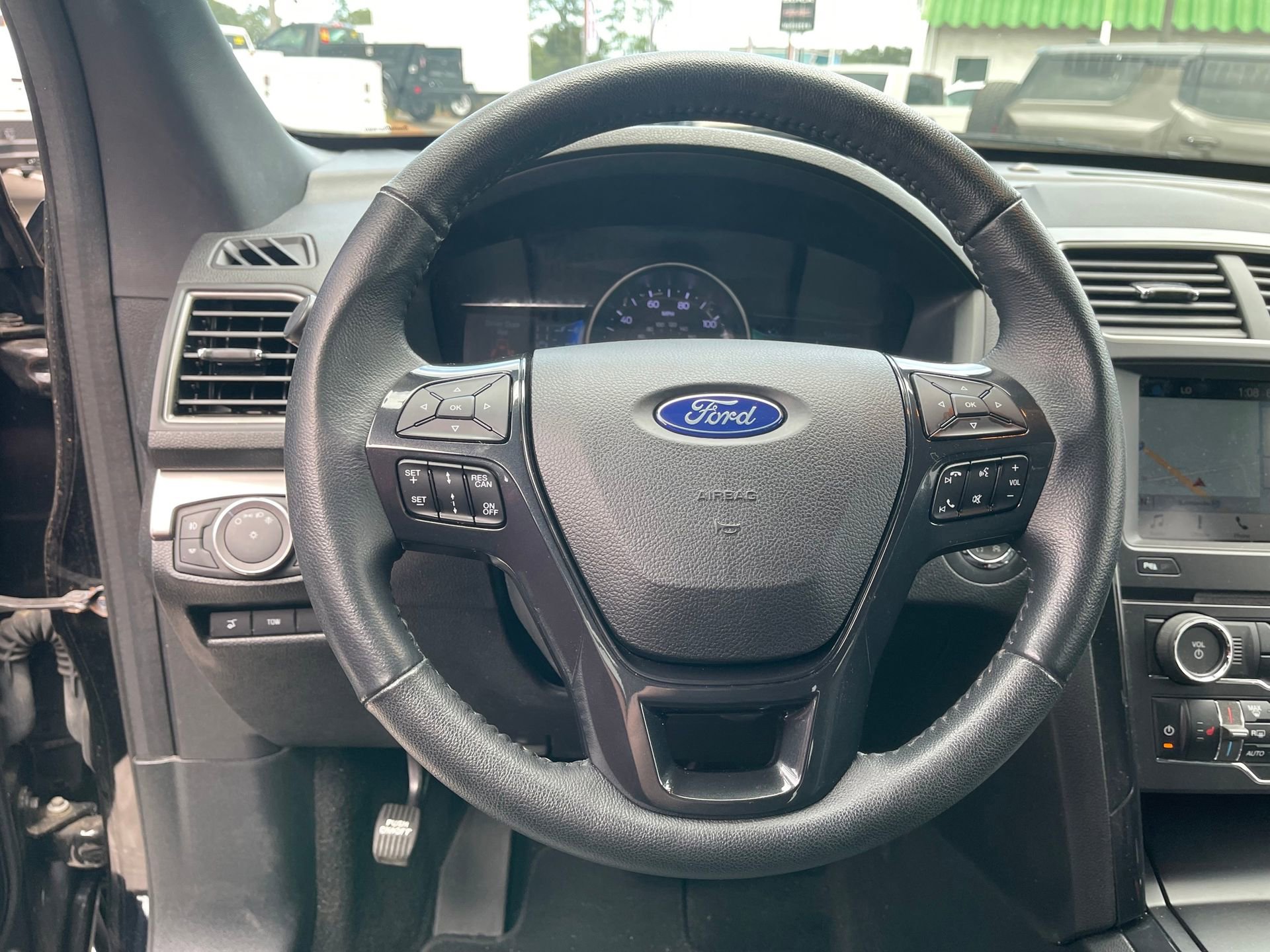 Used 2018 Ford Explorer XLT w/ Equipment Group 202A FWD image 15