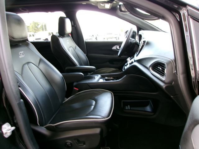 Used 2025 Chrysler Pacifica Limited image 22