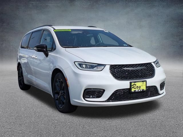 New 2026 Chrysler Pacifica Select w/ S Appearance Package FWD image 1