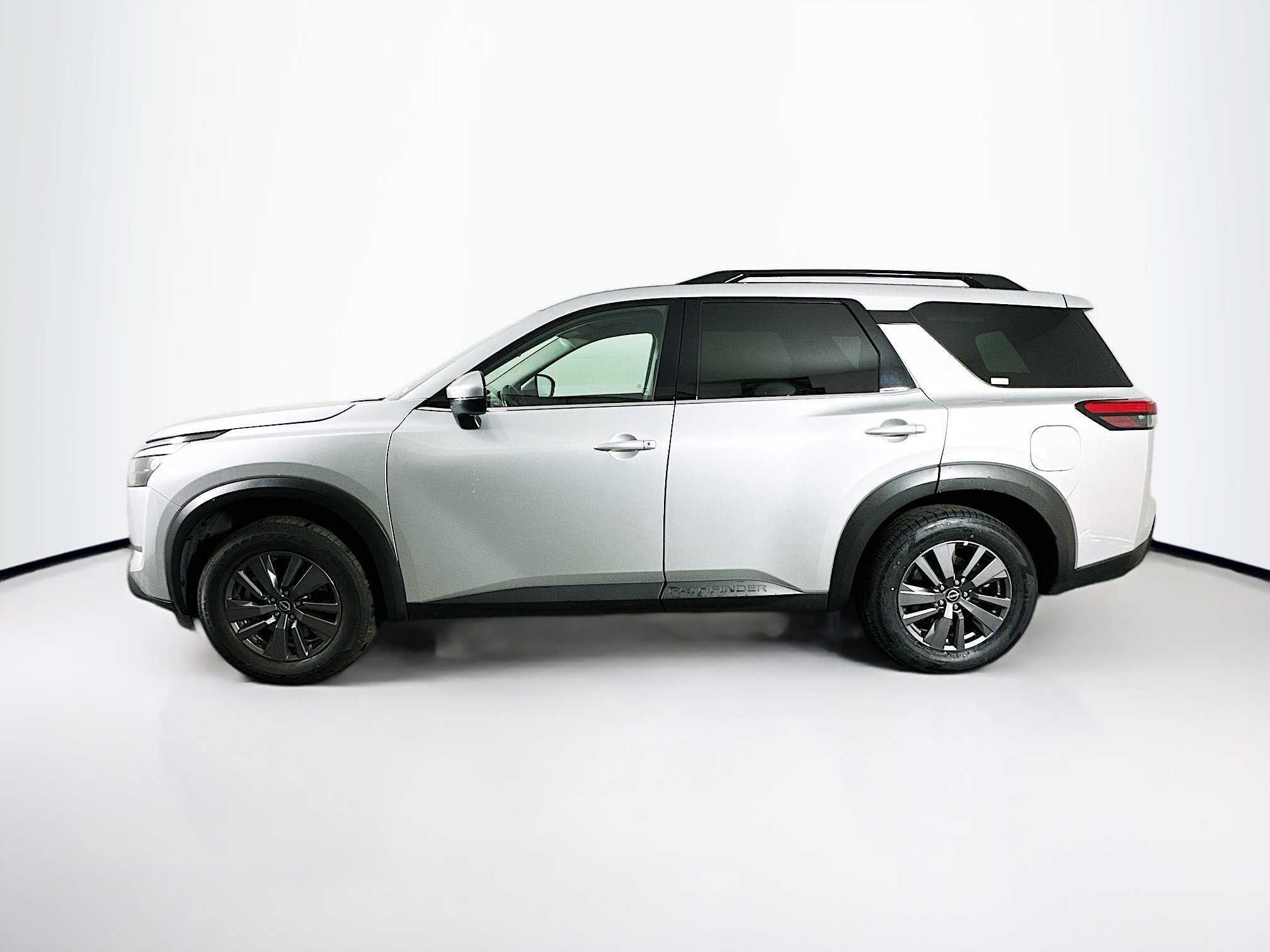 Used 2025 Nissan Pathfinder SV image 4