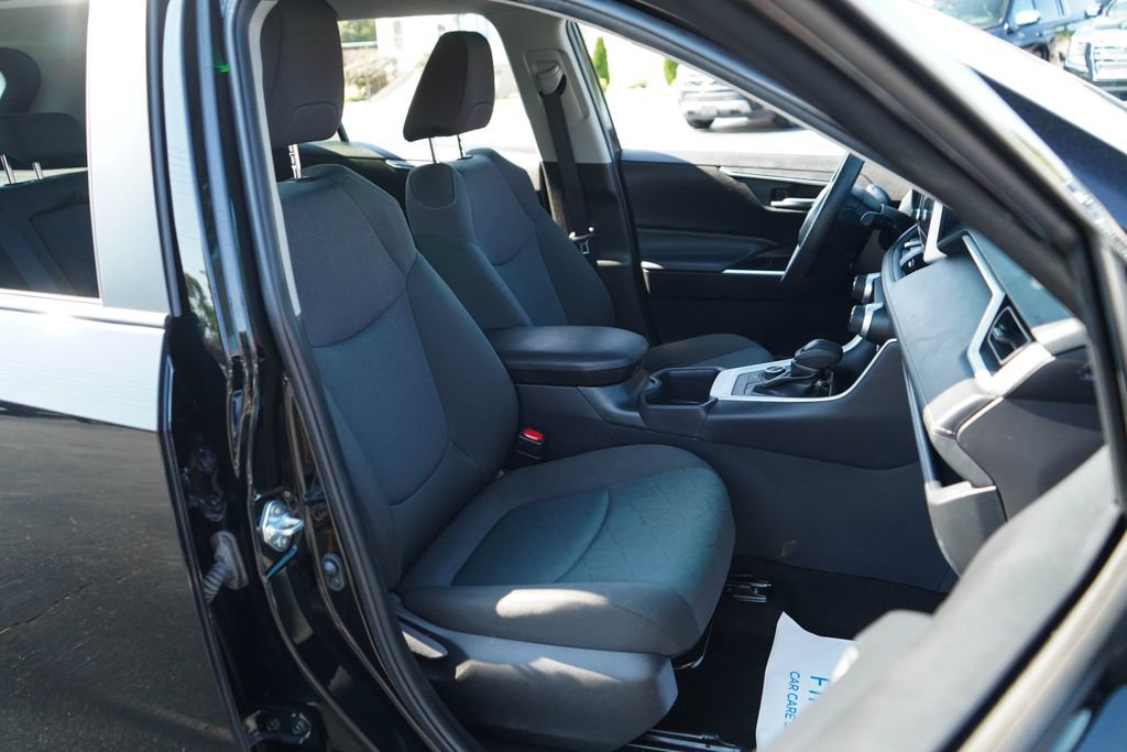 Used 2025 Toyota RAV4 XLE AWD/4WD image 12