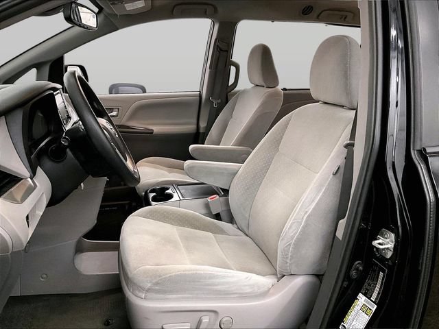 Used 2018 Toyota Sienna LE FWD image 25