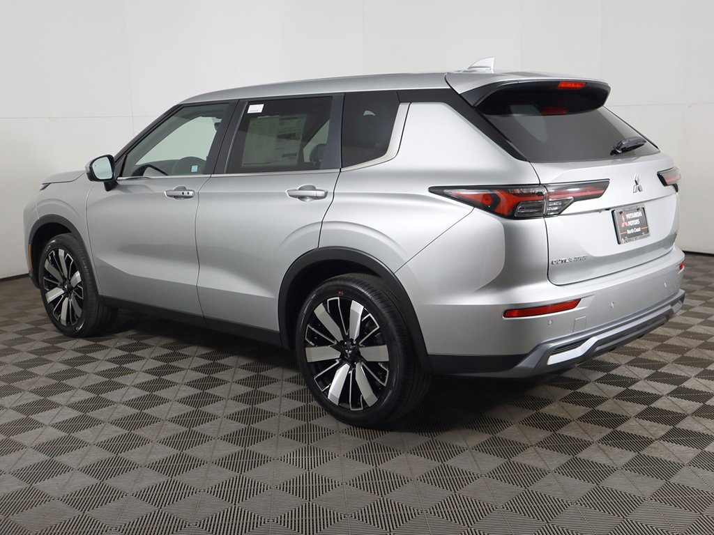 New 2025 Mitsubishi Outlander SE image 15