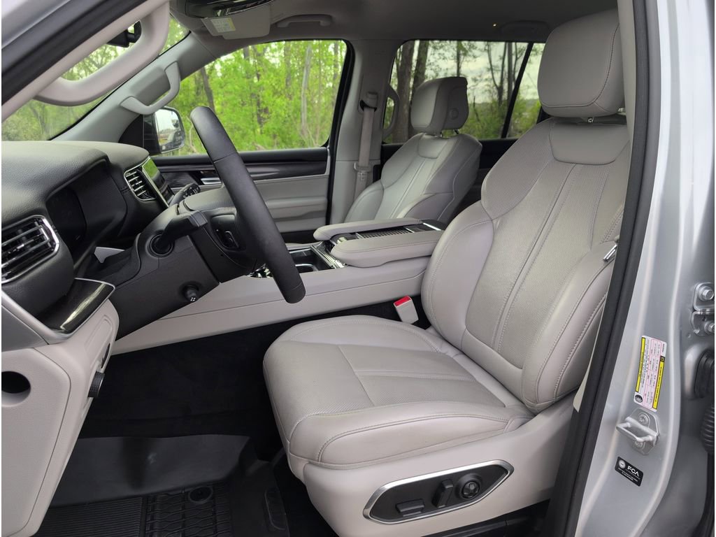 Used 2023 Jeep Wagoneer 4WD image 11