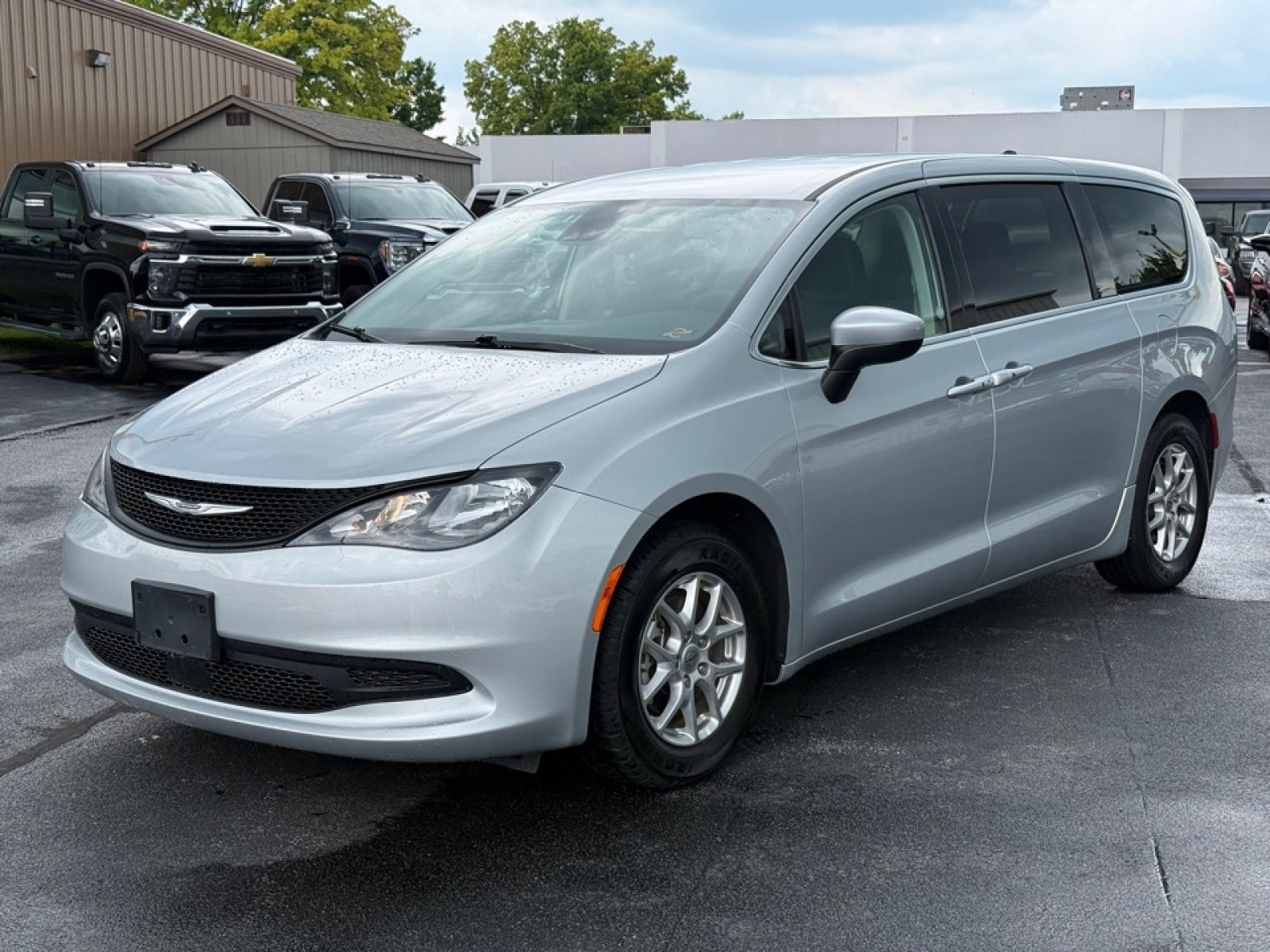 Used 2023 Chrysler Voyager LX FWD image 4