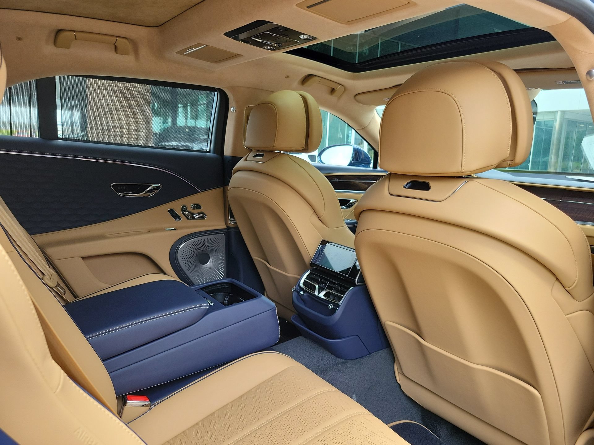 Used 2025 Bentley Flying Spur Plug-In Hybrid AWD/4WD image 33