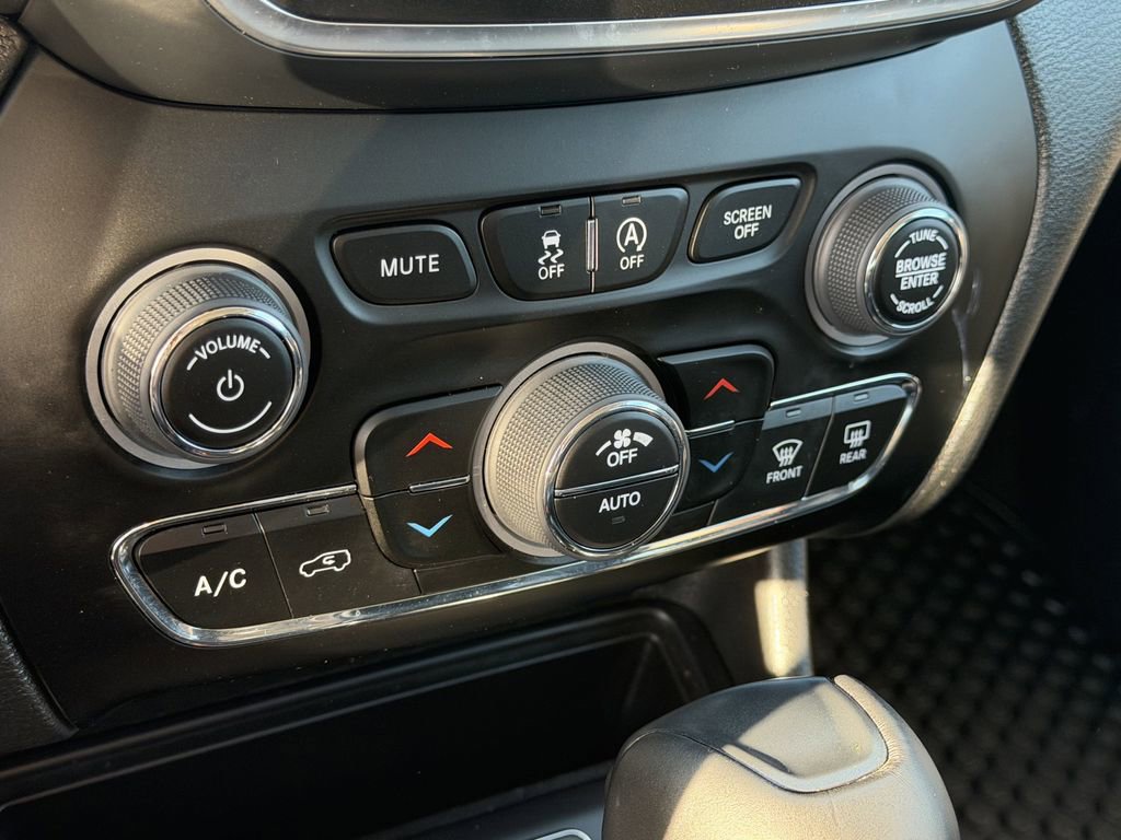 Used 2023 Jeep Cherokee Trailhawk w/ Trailer Tow Group AWD/4WD image 20