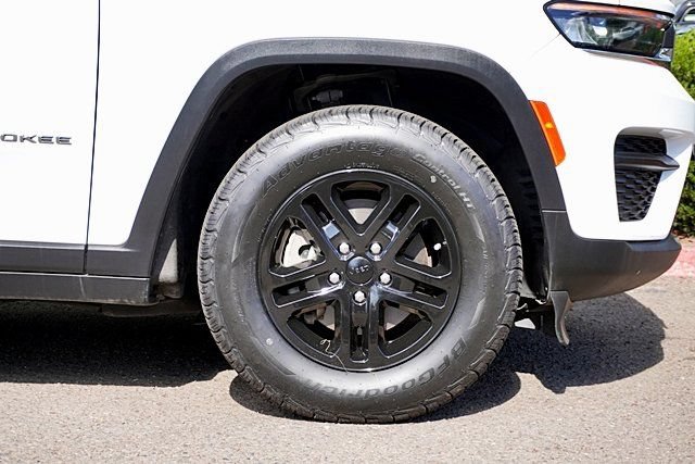 Certified 2023 Jeep Grand Cherokee Laredo RWD image 8