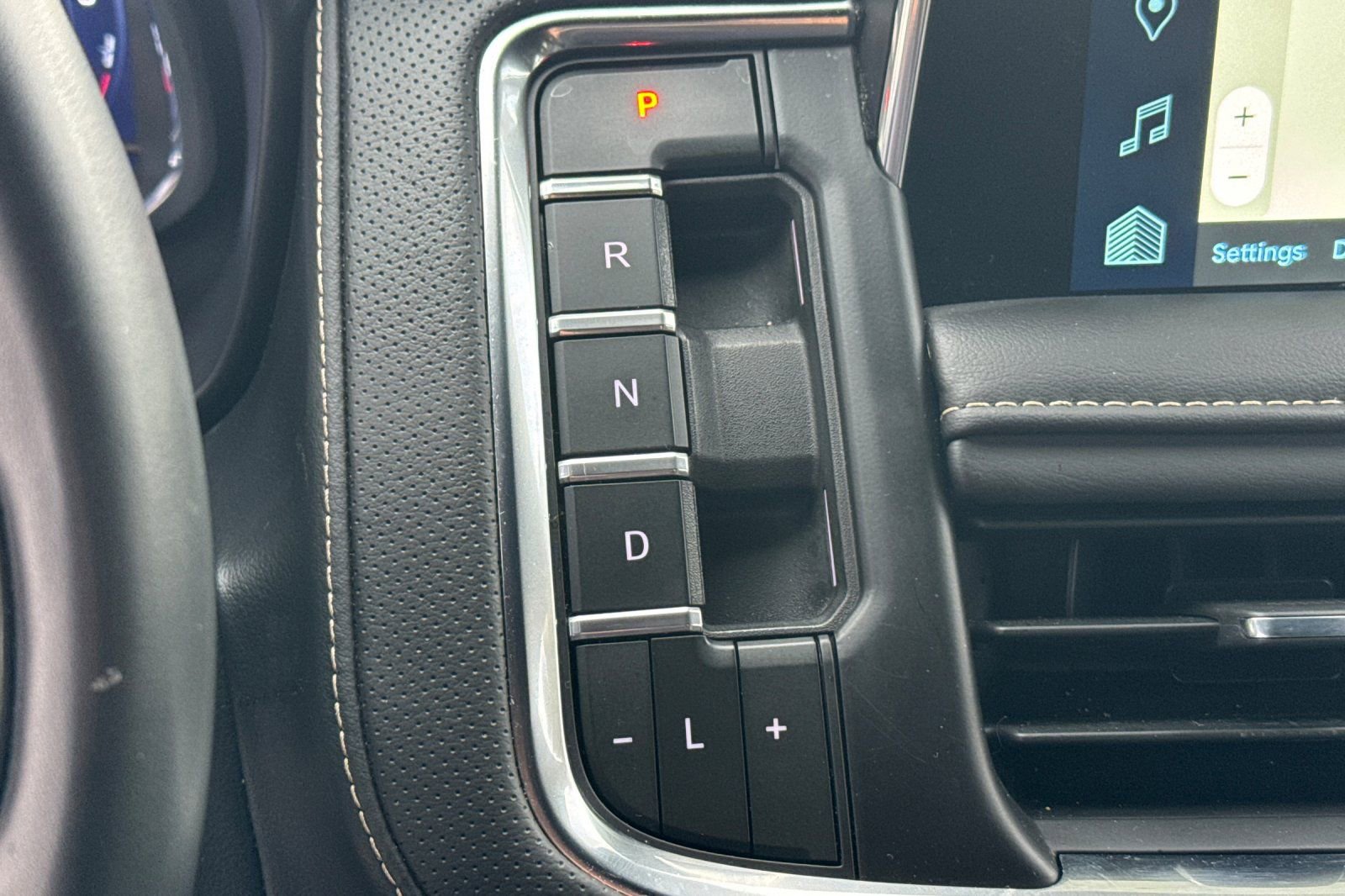 Used 2024 Chevrolet Suburban Premier image 32