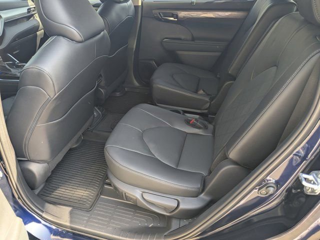 Used 2025 Toyota Highlander Platinum image 18