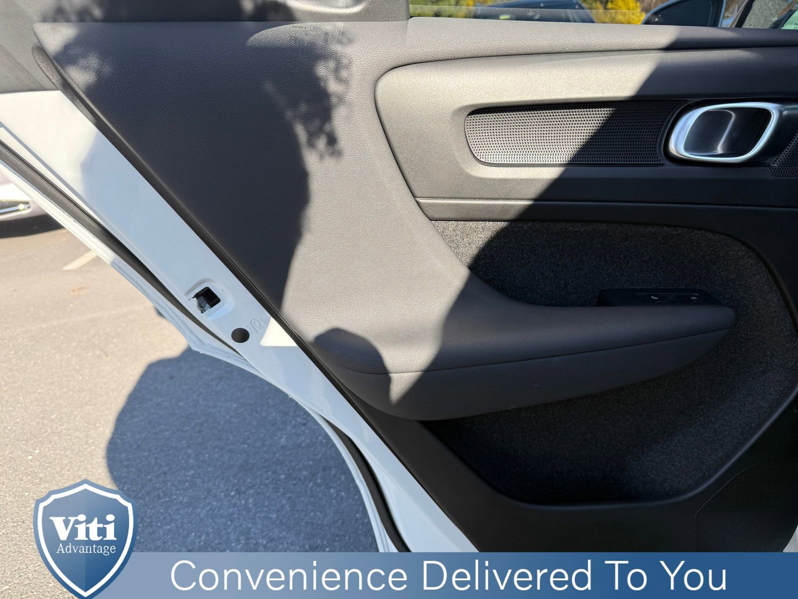 Certified 2024 Volvo XC40 B5 Ultimate w/ Protection Package Premier image 20